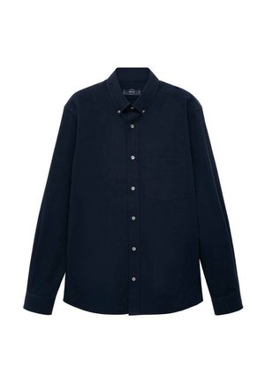 Camisa de botones de manga larga azul marino para hombre con cuello botón y bolsillo en el pecho, colocada plana sobre fondo blanco.