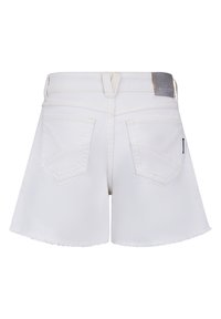 Weiße Denim-Shorts mit ausgefranstem Saum, ausgestattet mit zwei Gesäßtaschen und einem grauen Markenlabel an der Taille. Sauberes Design in einfarbiger Optik.
