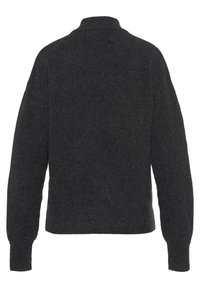 Maglione grigio scuro in morbido cotone con collo alto, spalle scese e polsini a costine; presenta un design semplice e pulito senza abbellimenti.