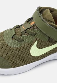 Nike Performance NIKE REVOLUTION 6 (TDV) - Sapatos para corrida em estrada - rough green/barely volt/black/total orange