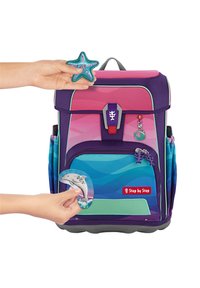 Rucksack mit einem Farbverlauf von Pink und Blau, mit lila Akzenten, dekorativen Stern- und Delfinpachtwork sowie einem sicheren Verschluss.