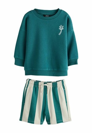 Grønblå sweatshirt med palmetrædesign, kombineret med hvide og grønblå stribede shorts. Begge dele har blødt stof og elastiske taljebånd.