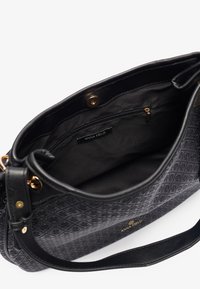 Borsa nera a fantasia con tracolla regolabile, chiusura magnetica e tasca interna con zip etichettata "Anna Field".