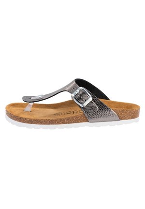 Åben-tå sandal med metalisk tekstureret rem, justerbar sølvspænde, fodseng i kork og hvid sål, designet som en thongsandal.