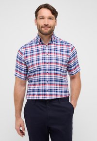 Camicia a maniche corte con bottoni, di colore bianco con motivo a quadri blu, rosso e blu navy. Tessuto morbido con colletto classico e taschino frontale.