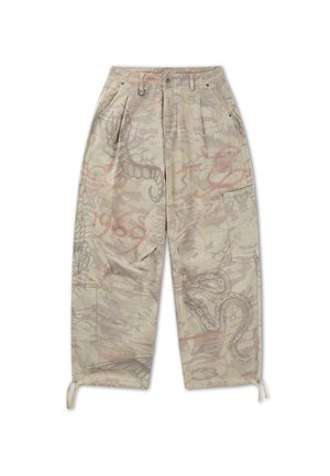 Pantaloni cargo beige con motivi astratti e di serpente, coulisse agli orli, passanti per cintura, tasche frontali e chiusura con bottone.