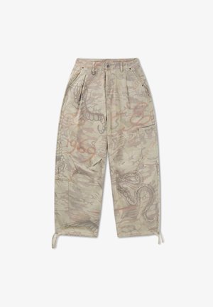 Pantaloni cargo beige con motivi astratti e di serpente, coulisse agli orli, passanti per cintura, tasche frontali e chiusura con bottone.