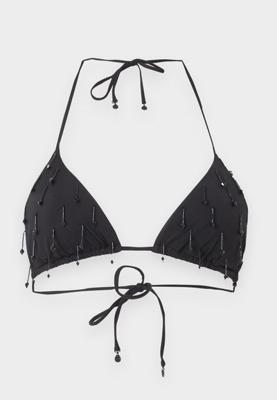 Μαύρο τοπ μπικίνι με σχέδιο halter και τρίγωνα cups, με ρυθμιζόμενους δεσμούς στον λαιμό και την πλάτη, διακοσμημένο με μικρές μαύρες χάντρες σε κάθετα μοτίβα.