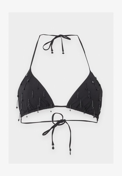 Μαύρο τοπ μπικίνι με σχέδιο halter και τρίγωνα cups, με ρυθμιζόμενους δεσμούς στον λαιμό και την πλάτη, διακοσμημένο με μικρές μαύρες χάντρες σε κάθετα μοτίβα.
