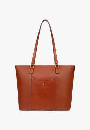 Bruine leren tote bag met twee lange schouderriemen, een voorvak en een klein rond metalen logo-embleem.