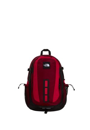 Czerwono-czarny plecak The North Face z logo z przodu, wieloma przegródkami, siateczkowymi kieszeniami bocznymi i regulowanymi paskami.