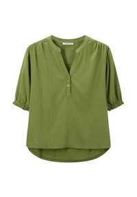 Blouse verte à manches courtes en tissu texturé avec un col en V, une patte de boutonnage et des manches froncées. Ourlet légèrement arrondi en bas.