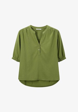 Blouse verte à manches courtes en tissu texturé avec un col en V, une patte de boutonnage et des manches froncées. Ourlet légèrement arrondi en bas.
