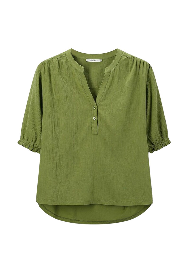 Blouse verte à manches courtes en tissu texturé avec un col en V, une patte de boutonnage et des manches froncées. Ourlet légèrement arrondi en bas.