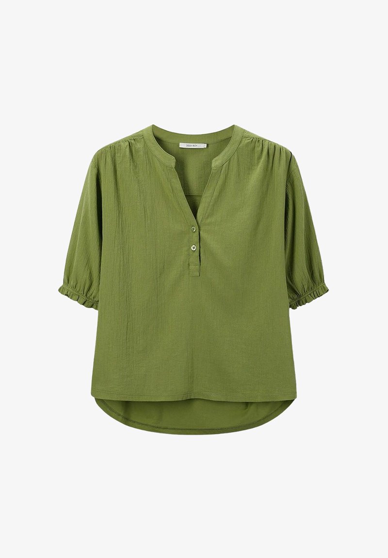 Blouse verte à manches courtes en tissu texturé avec un col en V, une patte de boutonnage et des manches froncées. Ourlet légèrement arrondi en bas.