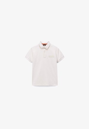 Gaiši bēša kokvilnas polo krekls ar klasisku apkakli, īsām piedurknēm un teksturētu logotipu kreisajā krūtīs.