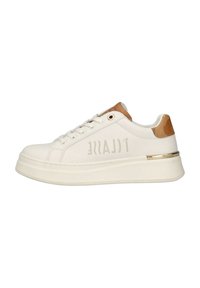 Sneaker bianche con superficie texturizzata, caratterizzate da un accento sul tallone color tan e dettagli con striscia dorata. Design con lacci, punta arrotondata e stile sportivo.