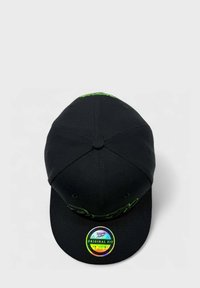 Mustapohja, jossa edessä vihreä brodeerattu logo, rakenteellinen muotoilu ja litteä lippa. Sisältää pyöreän holografisen tarran visiirissä.