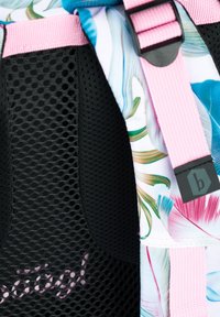 Květinový batoh v mnoha barvách s černou síťovinovou panelem, růžovými popruhy a texturovaným povrchem s logem umístěným v dolním rohu.