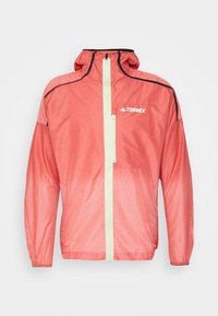 Leichte rosa Terrex-Jacke mit hohem Kragen, durchgehendem hellgrünen Reißverschluss und schwarzen Akzenten entlang der Schultern und Ärmel.