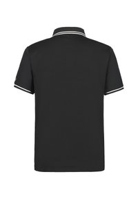 Polo negro hecho de tela suave, con acentos de rayas blancas en el cuello y las mangas. Sin logotipos ni patrones visibles.