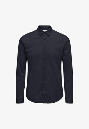Langærmet skjorte i mørk marineblå stof, med knap-ned krave, frontknapper og en buet kant uden synlige mønstre eller accenter.