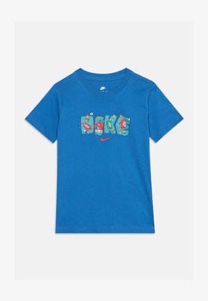 Maglietta Nike blu a maniche corte con lettere colorate a blocchi che formano la scritta "NIKE", con grafiche a tema calcio e un piccolo logo Nike rosso sotto.