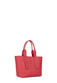 Rode synthetische tote bag met een rechthoekige vorm, twee platte handvatten en metalen studs op de naden. Gewone textuur, geen zichtbare patronen.