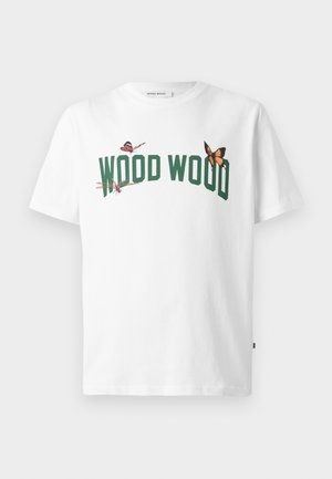 Camiseta de algodón blanca con el texto "WOOD WOOD" en verde, adornada con gráficos de mariposas coloridas en la zona del cuello.