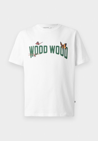Balts kokvilnas T-krekls ar zaļu tekstu "WOOD WOOD", greznots ar krāsainām tauriņu grafikām apkakles zonā.