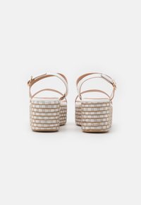 Patrizia Pepe Sandály na platformě - beige