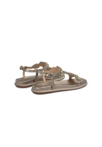 Metalen gouden sandalen met decoratieve kraalaccenten, gekenmerkt door een T-band ontwerp, verstelbare gesp, platte zool en een gestructureerde afwerking.