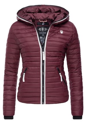 Chaqueta de plumas burdeos con capucha, que presenta un diseño acolchado horizontal, cremalleras en la parte delantera y detalles negros en los puños y los bolsillos.