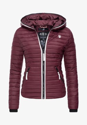 Chaqueta de plumas burdeos con capucha, que presenta un diseño acolchado horizontal, cremalleras en la parte delantera y detalles negros en los puños y los bolsillos.