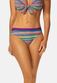 Wielokolorowy zestaw bikini z topem na wiązanie z przodu i wysokim stanem. Materiał ma żywe, prążkowane wzory z jednolitą fioletową gumką w talii.