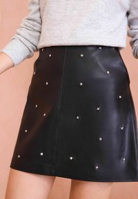 Love & Roses REGULAR FIT - Fustă în formă de A - black star studded