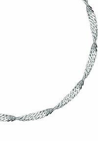 Collana in argento con design a catena intrecciata, caratterizzata da una superficie liscia e riflettente e uno spessore uniforme in tutto il giro.