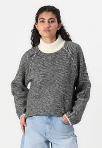 Vero Moda VMFELIZE HIGH NECK PULLOVER - Jersey de punto - birch/black