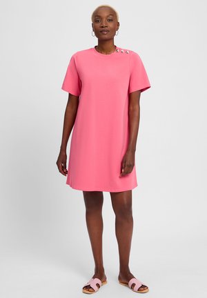 Kurzes pinkes Kleid mit kurzen Ärmeln, rundem Ausschnitt und dekorativen Knöpfen an der Schulter. Glattes Material und knielanger Schnitt.