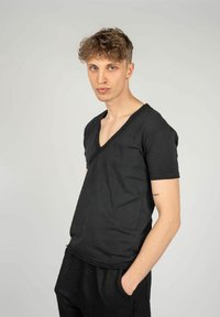 Sort V-hals T-shirt lavet af blød bomuld, med korte ærmer, afslappet pasform og diskret syning rundt om halsen.