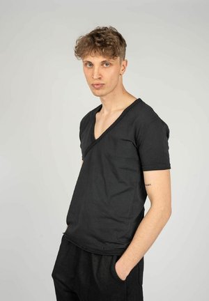 Sort V-hals T-shirt lavet af blød bomuld, med korte ærmer, afslappet pasform og diskret syning rundt om halsen.