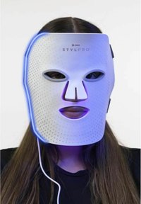 Masque facial LED avec un design perforé blanc comportant une forme de visage découpée. Accents de lumière bleue le long des bords et un cordon attaché.