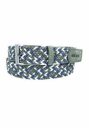 Ceinture en tissu tressé dans des tons bleu, vert, blanc et marron avec boucle argentée et étiquette "REAL GUYS" sur l'extrémité en daim.