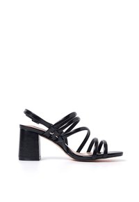 Sandali neri con cinturini e tacco a blocco. Presentano più cinturini sottili e una finitura liscia, evidenziando un design minimalista.