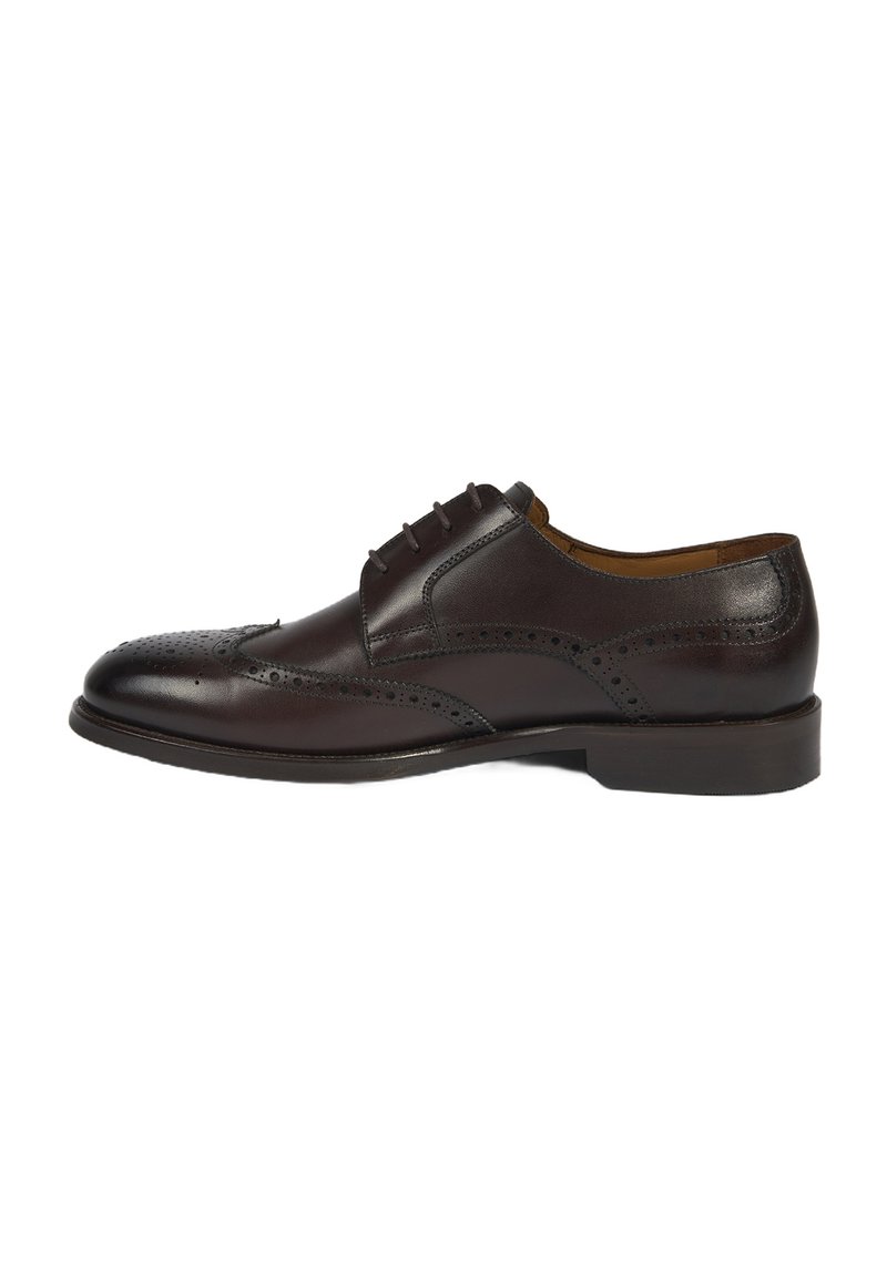 Bruine leren nette schoen met geperforeerde brogue-details, veters en een ronde neus. Beschikt over een gladde textuur en een platte rubberen zool.