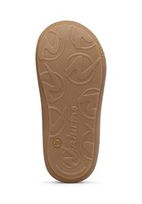 Semelle de chaussure en caoutchouc, marron clair avec une surface texturée. Présente des motifs circulaires et le nom de la marque "Naturino" en relief. Taille marquée "20".