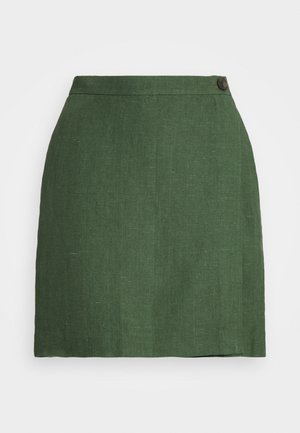 Grøn nederdel til knæet med taljebånd og en enkelt knapdetalje på højre side, lavet af stof med linnedlignende tekstur.
