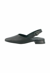 Scarpa slingback in pelle nera con punta affilata, tacco basso a blocco e dettagli con fibbia circolare sulla tracolla regolabile. Texture liscia.