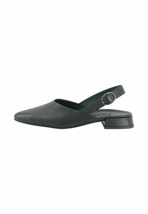 Chaussure slingback en cuir noir avec un bout pointu, un petit talon carré et un détail de boucle ronde sur la sangle ajustable. Texture lisse.