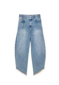 Jeans in denim azzurro con vita elastica, forma leggermente svasata, orlo grezzo e due tasche frontali.